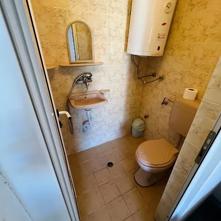 несебър, къща със под наем всяка със самостоятелна баня, тоалетна и тераса само на 400метра от двата плажа в * Nessebar