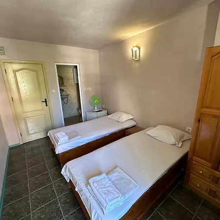 Проживание в семье несебър, къща със под наем с баня, тоалетна и тераса само на 400метра от двата плажа в