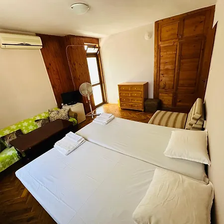 несебър, къща със под наем с баня, тоалетна и тераса само на 400метра от двата плажа в Проживание в семье Несебр