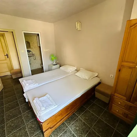 Проживание в семье несебър, къща със под наем с баня, тоалетна и тераса само на 400метра от двата плажа в Несебр