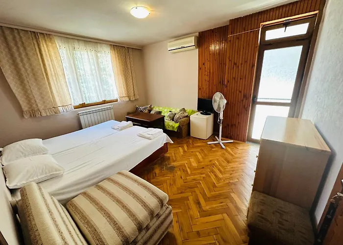 несебър, къща със под наем с баня, тоалетна и тераса само на 400метра от двата плажа в Privatunterkunft Nessebar