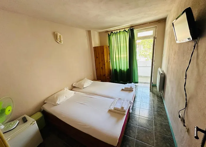 несебър, къща със под наем с баня, тоалетна и тераса само на 400метра от двата плажа в